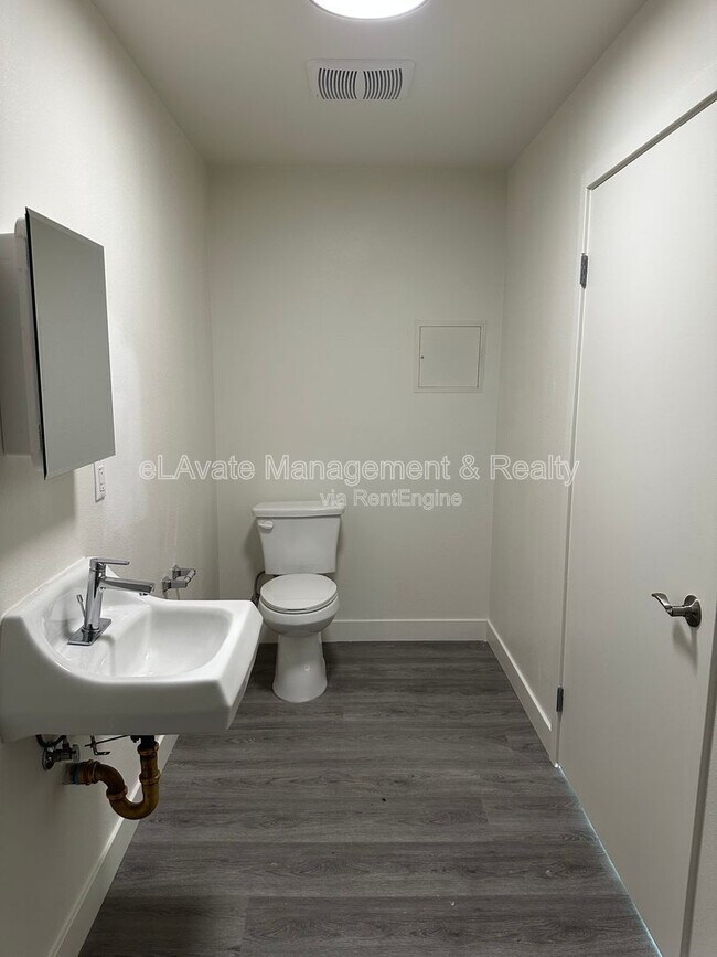 Building Photo - 226 W 87th St