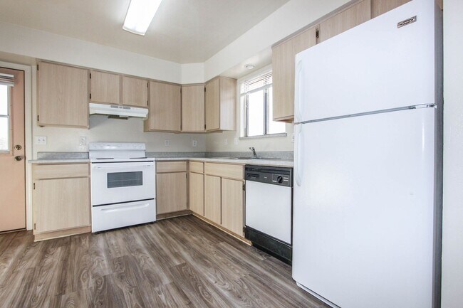 Building Photo - 8040 E Lakeshore Dr