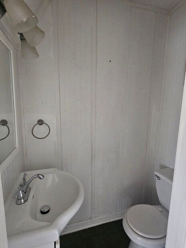 Building Photo - Updated 2BR Townhome Near S Beltline — Convenient Columbia Living