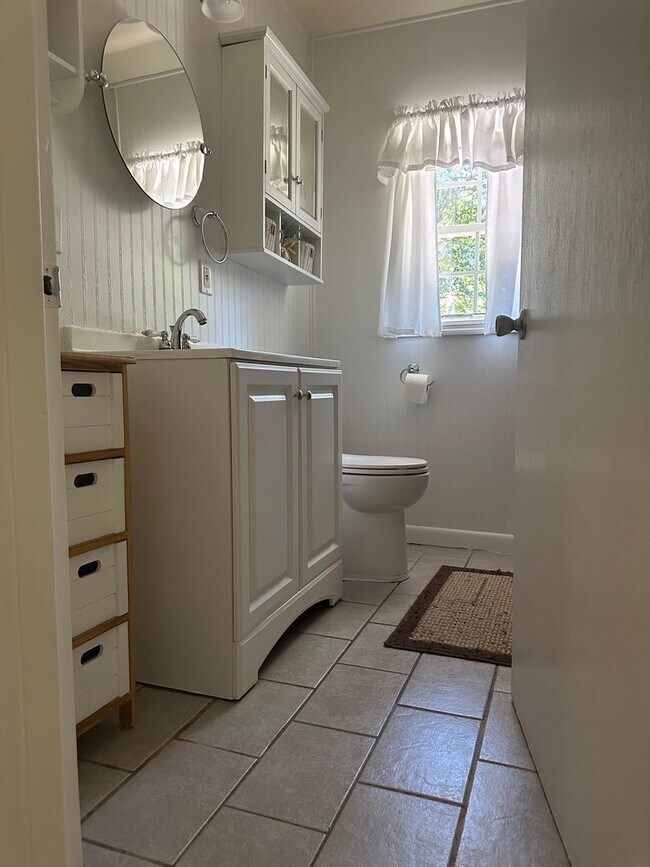 Building Photo - 2 Bedroom Home Available Now