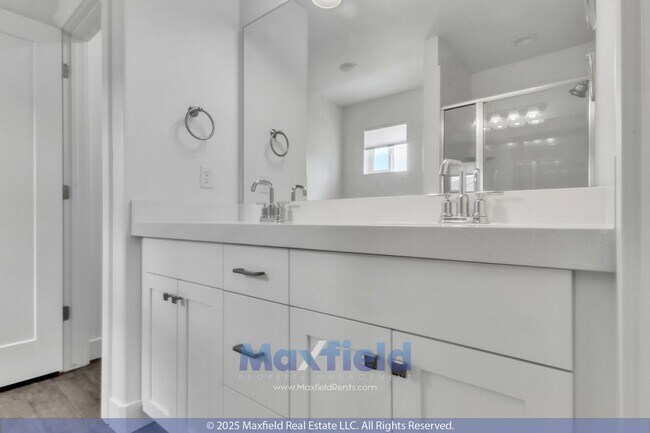 Building Photo - Spacious 5-Bedroom End-Unit Townhome with ...