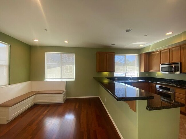 Building Photo - Gorgeous 3 bed 3 1/2 bath Townhome with be...