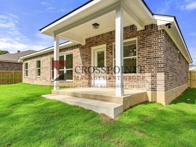 Building Photo - Beautiful and Spacious 3-Bedroom, 2-Bath Rental Home with Modern Finishes