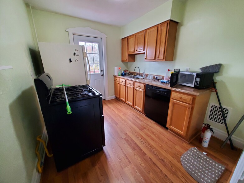 Kitchen - 3833 California Ave