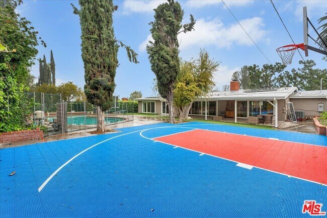Building Photo - 5817 Lockhurst Dr
