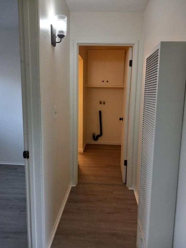 Building Photo - $500 OFF SPECIAL! Beautiful, PET-FRIENDLY upgraded duplex home with massive, private fenced backy...