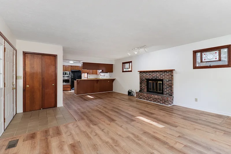 Building Photo - 913 S Linden St