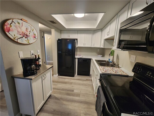 Building Photo - 2400 Forest Dr