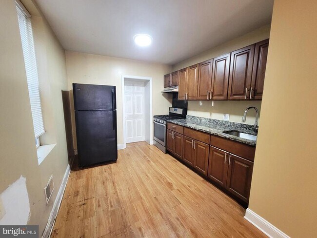 Building Photo - 923 E Schiller St