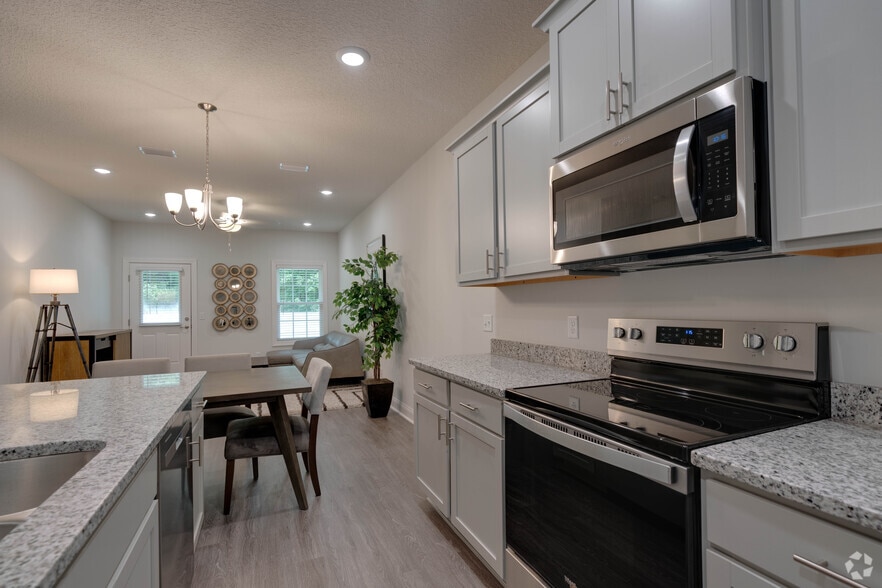 2BR, 2BA - 1,045SF - Walker Point