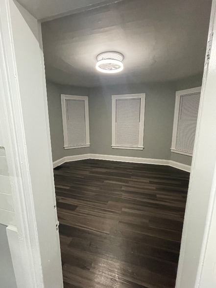 Building Photo - 595 William St