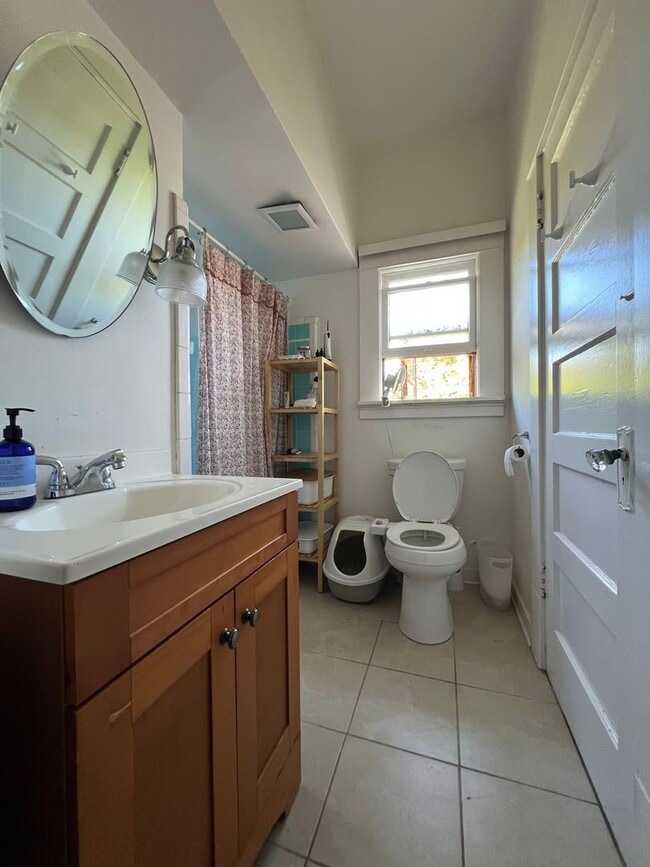 Building Photo - Charming 1910 Craftsman Home – 3BR/2BA + B...