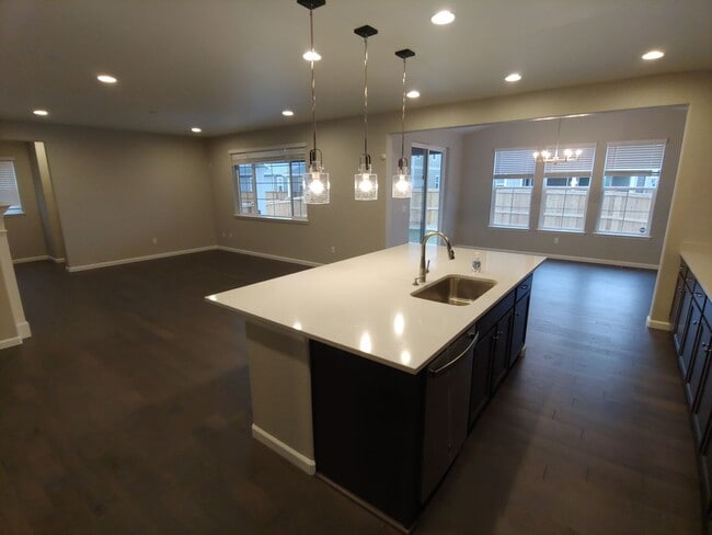 Building Photo - Gorgeous 4 Bed 3.5 Bath in Fantastic Location