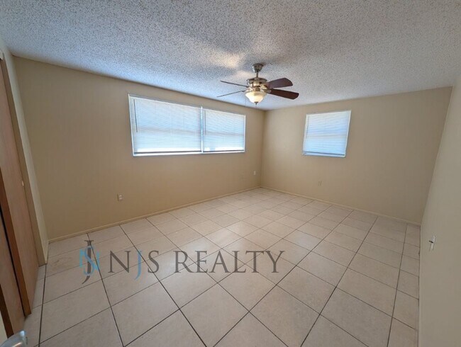Building Photo - 11621 Meadow Dr