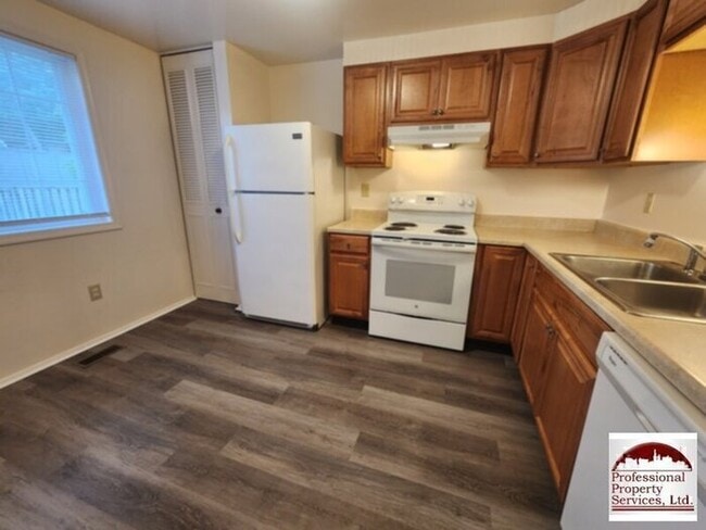 Building Photo - Upgraded End Unit In Amber Meadows