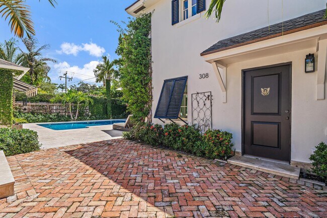 Building Photo - 306 Cordova Rd