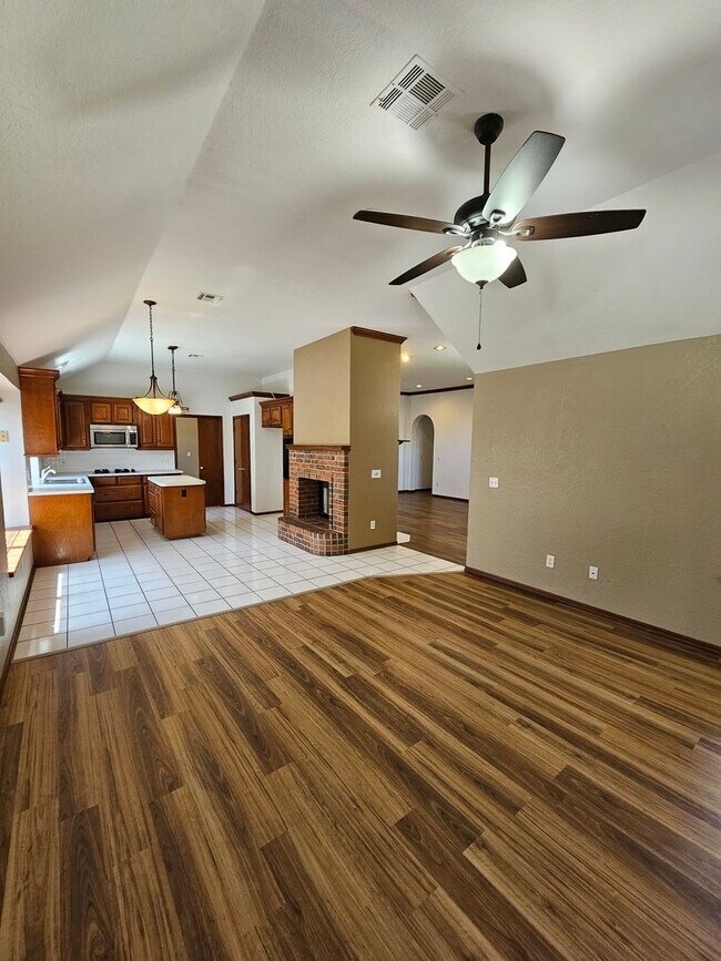 Building Photo - (3) Bed/(2) Bath in West Norman's Castlero...