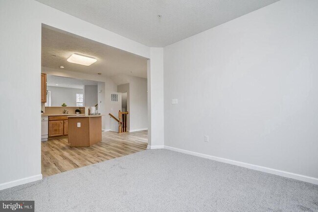 Building Photo - 1432 Pangbourne Way