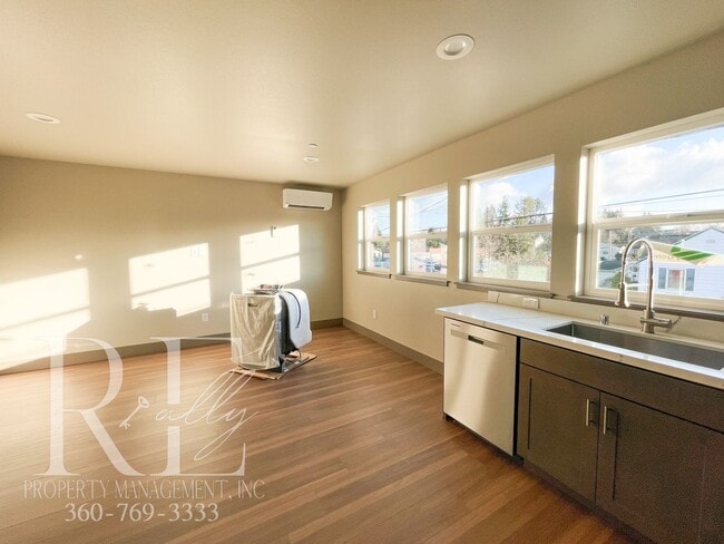 Building Photo - Fully Renovated Upper Unit with Modern Finishes & A/C