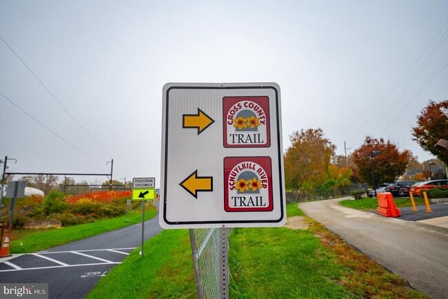 Building Photo - 300 W Elm St