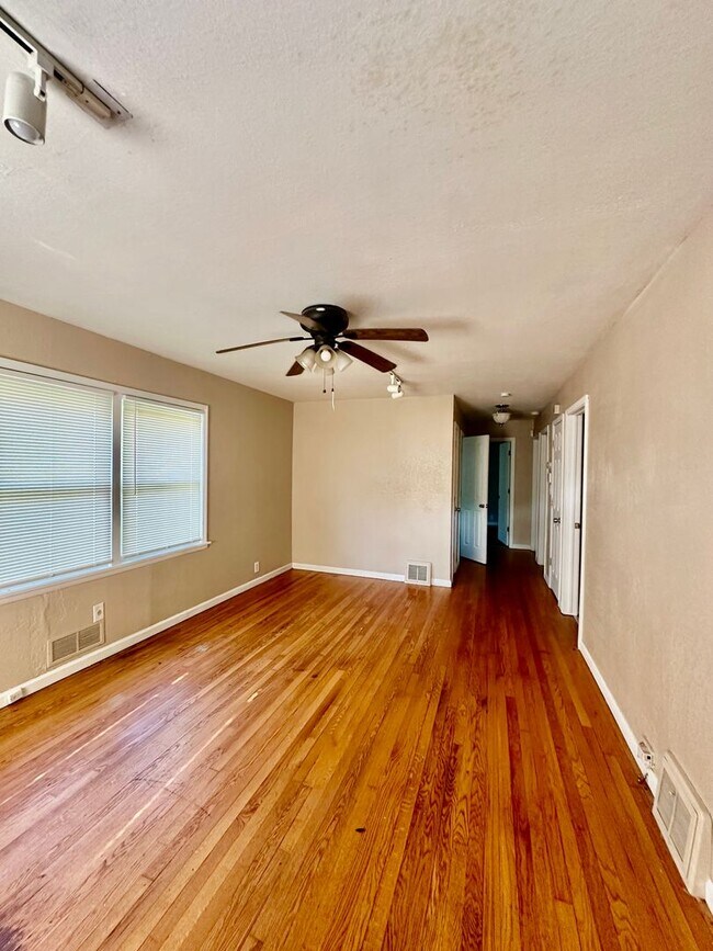 Building Photo - ***1/2 OFF FIRST MONTH’S RENT***Midtown 3 Bedroom 1 Bath Home For Rent