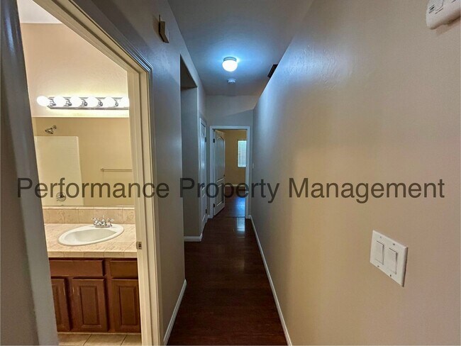 Building Photo - Stunning 4 Bed/2 Bath NW Bakersfield Home ...