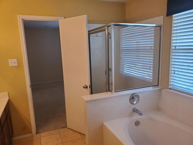 Building Photo - 109 S Creek Bend Dr