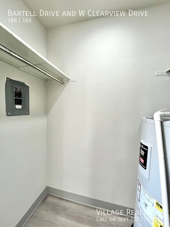 Building Photo - 51 W Clearview Dr