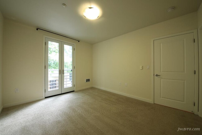 Building Photo - 329 Bay St