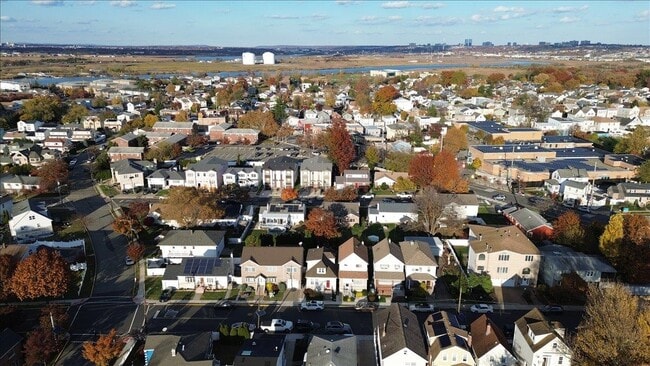 Building Photo - 252 Grace Ave