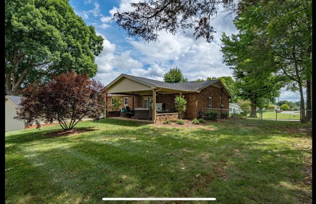 Building Photo - 2211 Kipping St