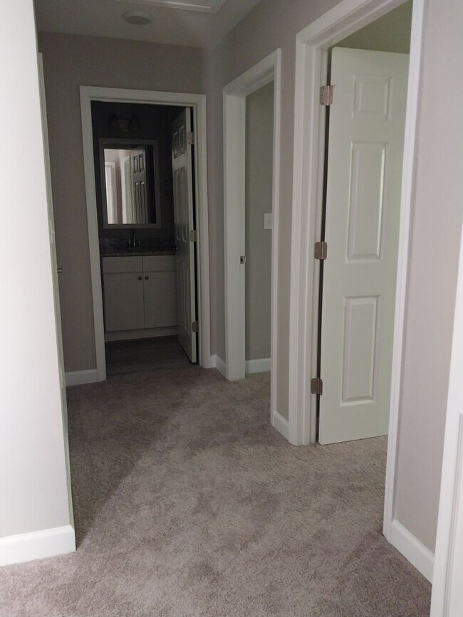 Building Photo - Gorgeous 3 Bedroom 2.5 Bath Townhome