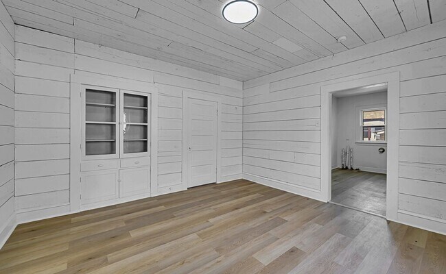 Building Photo - Spacious 3 Bed - 1 Bath House Near Downtown