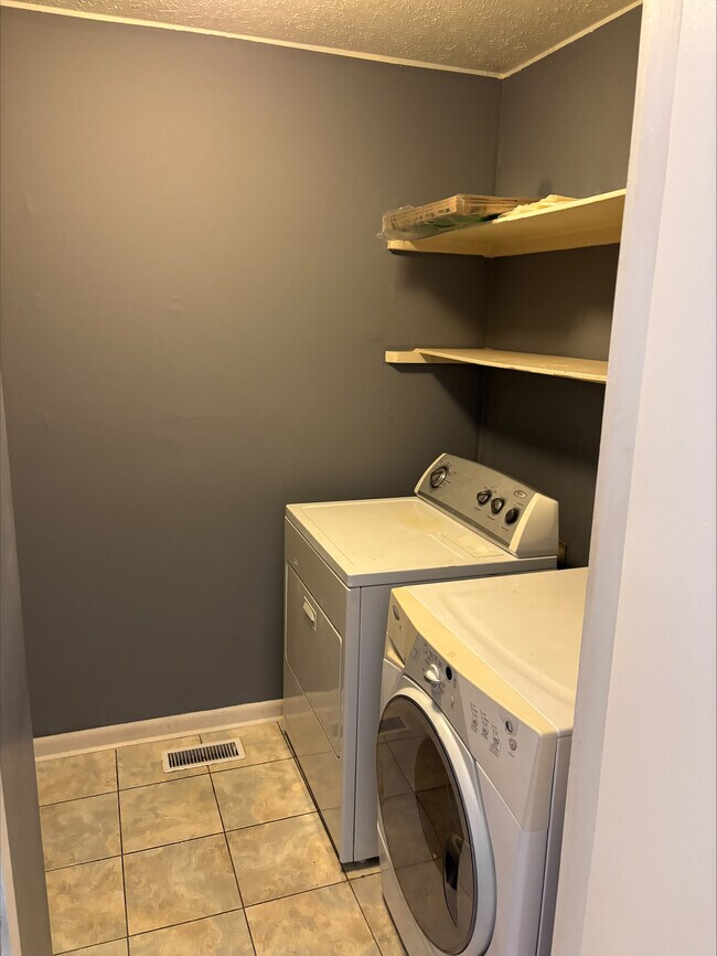 Building Photo - 520 N Hale St