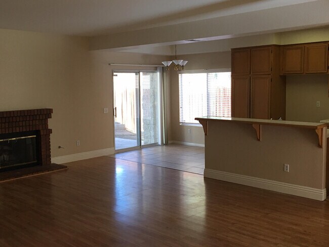 Building Photo - LARGE HOME WITH POOL! LOCATED CLOSE TO HWY...