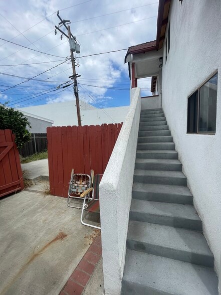 Private entry - 1131 E Whiting Ave