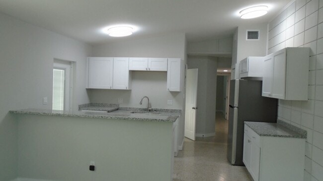 Building Photo - Charming Duplex nestled in the Heart of Wi...