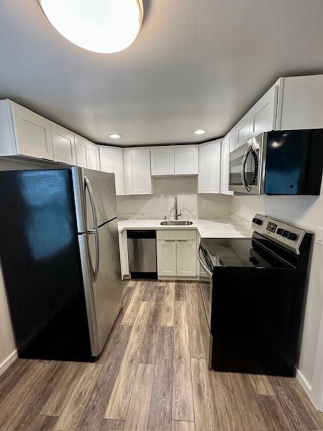 Building Photo - 127 5th Ave W