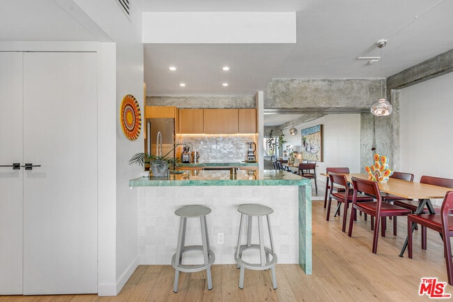 Building Photo - 7135 Hollywood Blvd