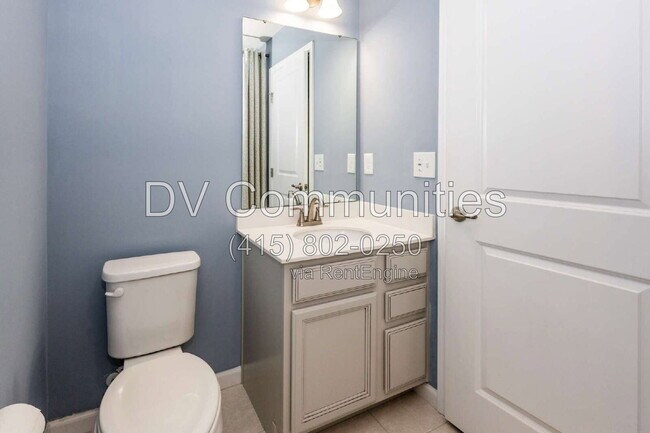 Building Photo - 7226 Hillsview Dr