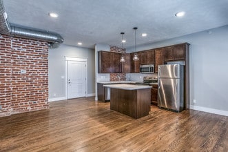 Building Photo - The Anna
