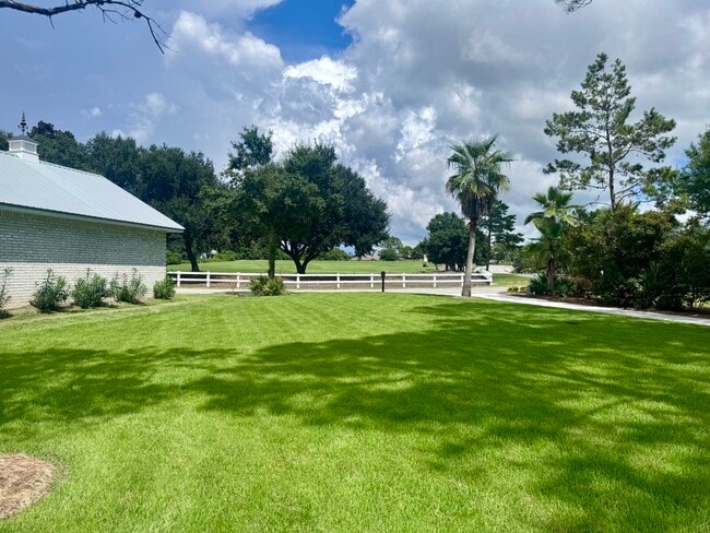 Building Photo - 493 Golf Club Dr