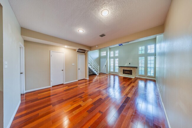 Building Photo - 1018 Memorial Village Dr