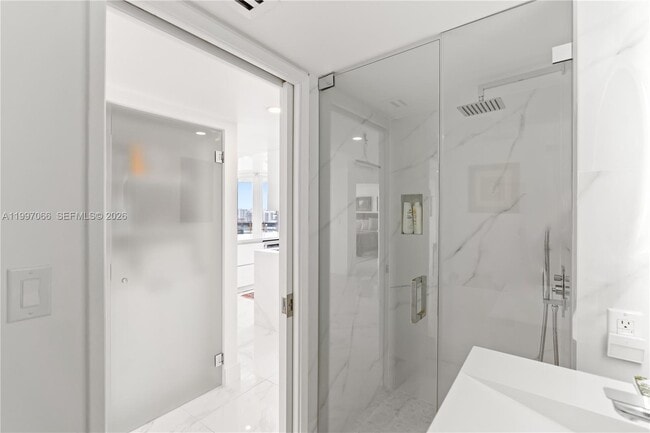 Building Photo - 19101 NE 36th Pl