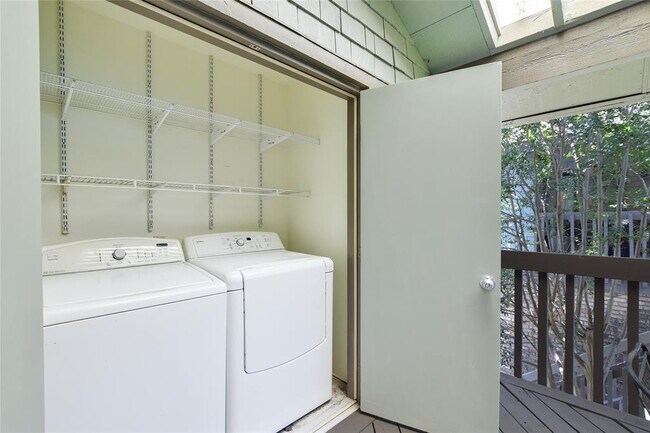 Building Photo - 7122 Wood Hollow Dr