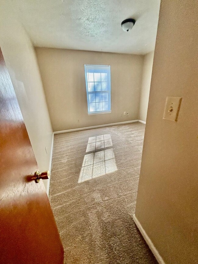 Building Photo - Two bedroom with new carpet! DECEMBER FREE!!