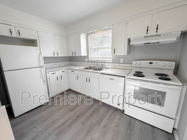 Building Photo - 223 N Oak Dr