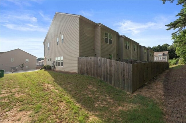 Building Photo - 1815 Edgehill Dr