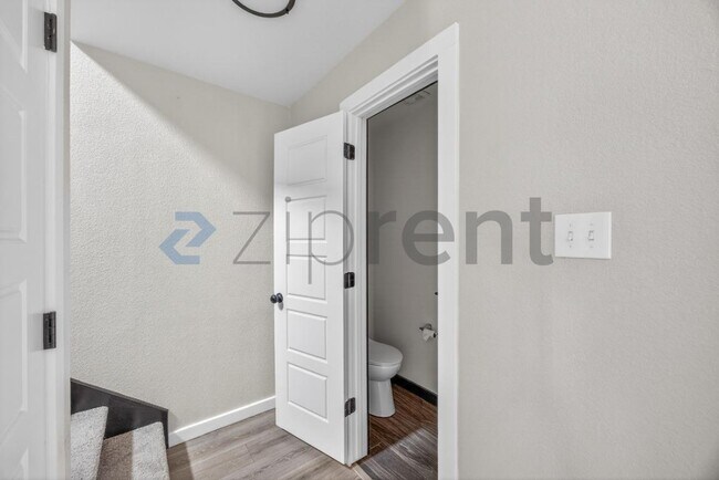 Building Photo - 10707 Shaenview