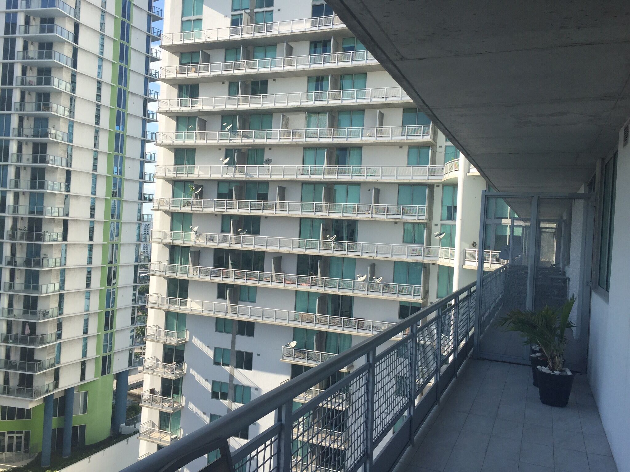 Building Photo - 690 SW 1st Ave